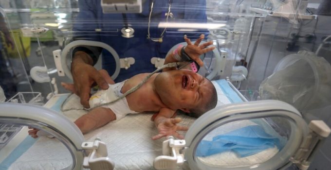 İsrail ablukası altındaki Gazze’de mama krizi, yenidoğanlar için hayati risk oluşturuyor