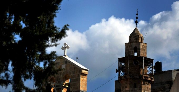 İsraillilerin Güney Kıbrıs Rum kesiminde satın aldıkları köyün kilisesine girişleri engellediği iddia edildi