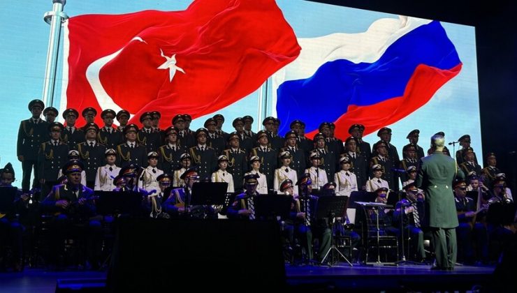 Aleksandrov Rus Kızılordu Korosu ve Hayko Cepkin Harbiye’de aynı sahnede buluştu